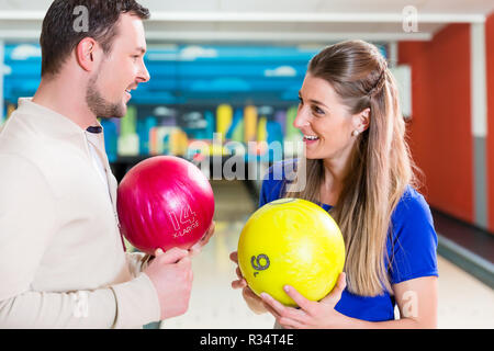 Paar hält Bowling Ball Stockfoto