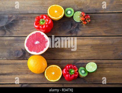 Produkte mit Vitamin C auf hölzernen Hintergrund. Wort C aus Obst und Gemüse ist reich an Vitamin C Stockfoto