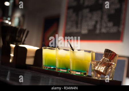 Drei Gläser für Cocktails sind an der Bar Stockfoto