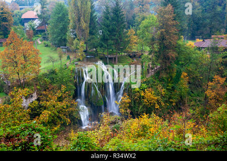 Rastoke in Kroatien - ein Dorf mit Wasserfällen und watermmills im Herbst Stockfoto
