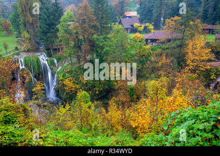 Rastoke in Kroatien - ein Dorf mit Wasserfällen und watermmills im Herbst Stockfoto