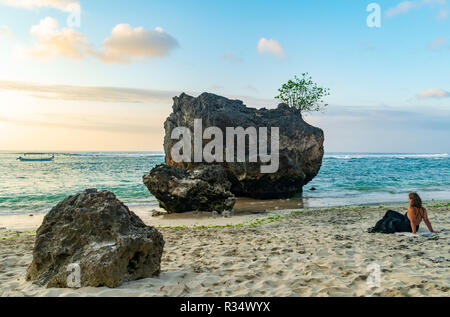 Sea Breeze und salzigen Wellen, Padang Padang Strand, eine schöne Dame den Sonnenuntergang genießen, entspannen, Strand Fotografie, schönen Bali Stockfoto