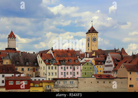 Regensburg mit rathausturm und Goldener Turm Stockfoto