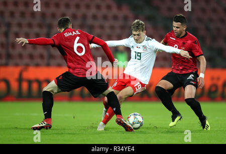 Albaniens Adrian Ismajli (links) und Andi Lila (rechts) Kampf um den Ball mit David Brooks (Mitte) Stockfoto