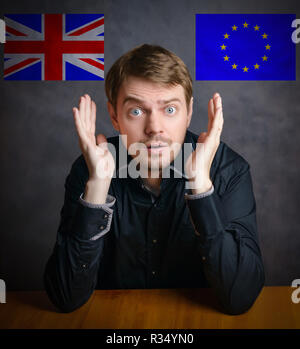 Portrait von Mann, der machen Entscheidung mit Großbritannien Flagge und der Europäischen Union Krug. Konzeptionelle Bild. Stockfoto