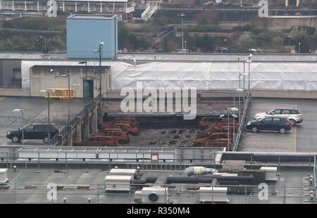 Ein Blick auf die multi-story Car Park in der Nähe der Waterfront von Liverpool Echo Arena, die durch einen Brand in der Silvesternacht 2017 zerstört wurde. Die Arbeit beginnt am Mittwoch fast 1200 Autos, die in der Flamme gefangen wurden zu entfernen und zu vernichten Die sieben Parkhaus. Stockfoto