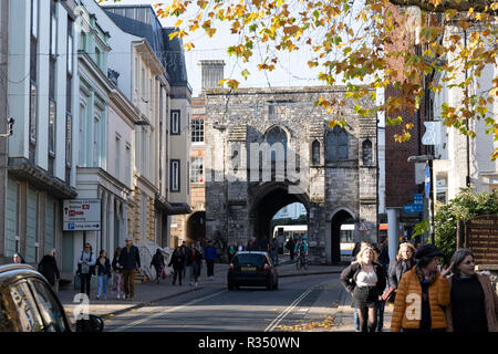 Westgate Museum in Winchester - mittelalterliche Tore vor diesem alten Tudor & Stuart-Gebäude mit Ausstellungen in einem ehemaligen Schuldnergefängnis. Herbst, Großbritannien Stockfoto