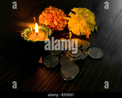 Lit diya auf Blumen für Feiern Diwali und dhanteras Stockfoto