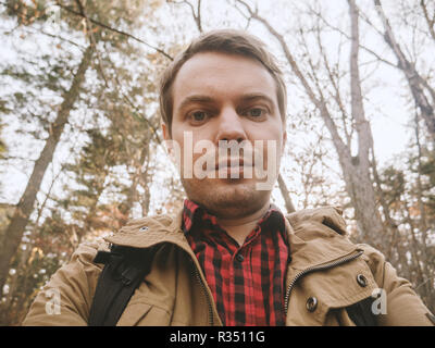 Junger Mann macht selfie im Wald. Stockfoto