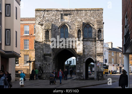 Das Westgate Museum in Winchester - mittelalterliche Tore vor diesem alten Tudor & Stuart-Gebäude mit Exponaten in einem ehemaligen Schuldnergefängnis. England, Großbritannien Stockfoto