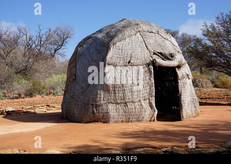 Eine typische kerm-' oder Schutz durch Buschmänner (San) in der Karoo Wüste Nationalen Botanischen Garten in Worcester gebaut, Provinz Westkap in Südafrika. Stockfoto