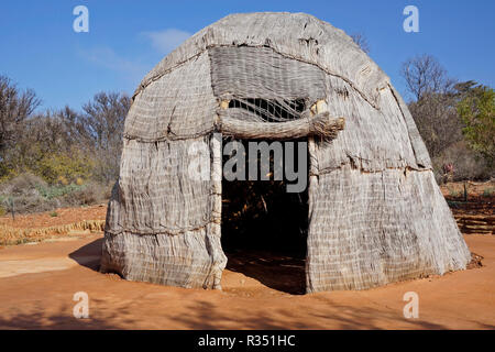 Eine typische kerm-' oder Schutz durch Buschmänner (San) in der Karoo Wüste Nationalen Botanischen Garten in Worcester gebaut, Provinz Westkap in Südafrika. Stockfoto