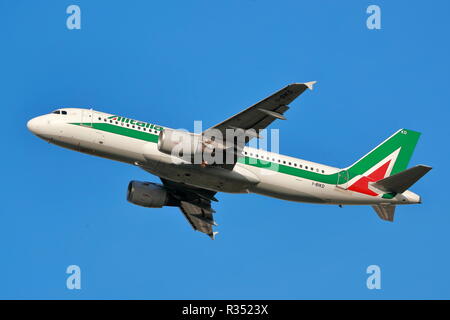 Alitalia Airbus A320 I-BIKD hebt ab London Heathrow Flughafen, Großbritannien Stockfoto