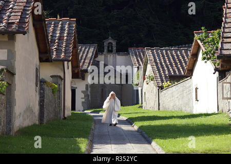 Benediktinermönch in der Einsiedelei von Camaldoli, Eremo di Camaldoli, Poppi, Foreste Casentinesi Nationalpark, Arezzo Provinz, Toskana, Italien Phot Stockfoto