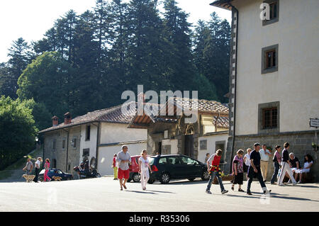 Touristen, die sich in der Einsiedelei von Camaldoli, Eremo di Camaldoli, Poppi, Foreste Casentinesi Nationalpark, Arezzo Provinz, Toskana, Italien Foto © daia Stockfoto
