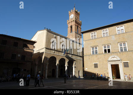 Auf der linken Seite Palazzo dei Priori auf der rechten Palazzo Borgia, Pienza Val d'Orcia, Toskana, Italien Foto © daiano Cristini/Sintesi/Alamy Stock Foto Stockfoto