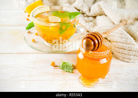 Hausgemachte, Sanddorn Hippophae, Minze und Honig Kaffee Holz- Background Copy space Top View Stockfoto