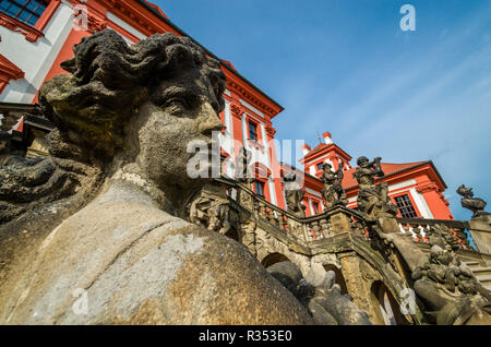 Skulpturen von "Zámek Troja". Die troja Palace ist ein barockes Schloss Troja, Prag von Nordwesten. Es war für die Grafen von Sternberg von gebaut Stockfoto