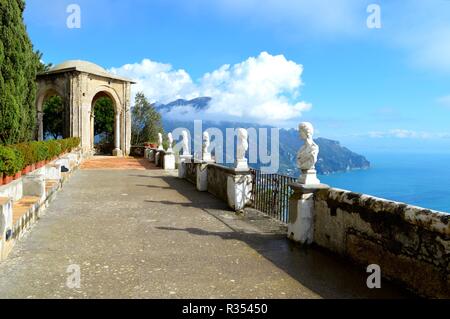 Die Landschaft von einer schönen Terrasse aus gesehen Stockfoto