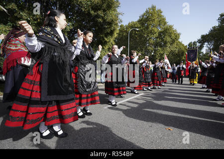 Hunderte von Schafen entlang einer Straße in der Innenstadt von Madrid, Spanien, während der Fiesta de la Transhumancia (Viehtriebweg Festival). Die jährliche Veranstaltung sieht Hunderte von Schafen led von Hirten durch die spanische Hauptstadt in einer Tradition der saisonalen Vieh Migration aus dem Mittelalter die Bedeutung der Hirten in der ländlichen Entwicklung und ihre Kultur in Spanien zu betonen. Mit: Atmosphäre Wo: Madrid, Gemeinschaft von Madrid, Spanien Wann: 21 Okt 2018 Credit: Oscar Gonzalez/WENN.com Stockfoto