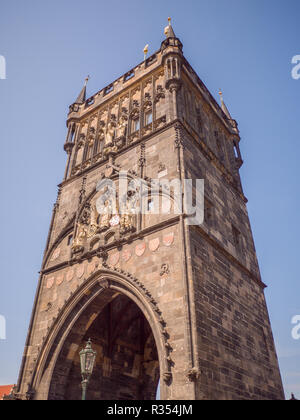 Der Pulverturm oder Pulver Tor ist der gotische Turm in Prag, Tschechische Republik. Stockfoto
