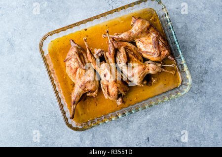 Knusprig gebratene Wachtel Fleisch im Glas Schale gebratene Kleine Hühner. Ökologische Lebensmittel. Stockfoto