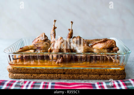 Knusprig gebratene Wachtel Fleisch im Glas Schale gebratene Kleine Hühner. Ökologische Lebensmittel. Stockfoto