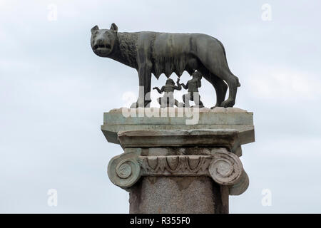 Rom, Roma, Kapitolsplatz Piazza del Campidoglio, originalgrafik Säule mit Darstellung von Romulus und Remus, mit der Wölfin (weichplastik), Kapitolinische Wölfin Stockfoto