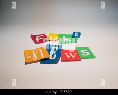 Gefälschte Nachrichten geschrieben, mit Stücken von Zeitung, ideal ein Gefühl der Anonymität zu geben Stockfoto