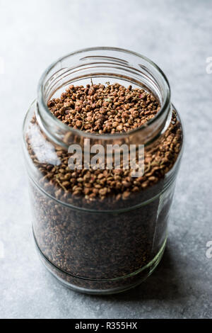 Glas mit Sumach Samen/geerntet Malosma Laurina Laurel Sumak. Bio Gewürz. Stockfoto