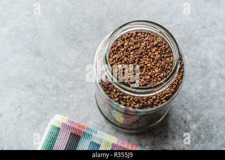 Glas mit Sumach Samen/geerntet Malosma Laurina Laurel Sumak. Bio Gewürz. Stockfoto