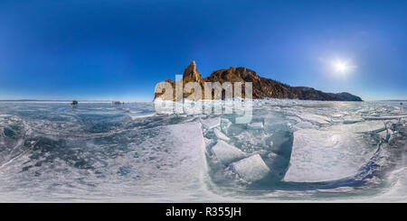 360 Grad Panorama Ansicht von 360 180 Panorama Eis Steinmännchen am Baikalsee in der Nähe von Kap Choboi