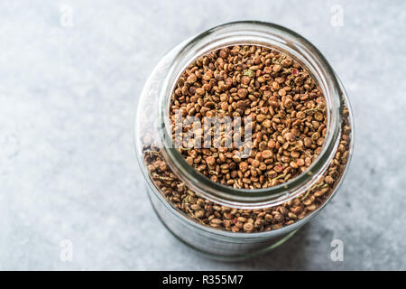 Glas mit Sumach Samen/geerntet Malosma Laurina Laurel Sumak. Bio Gewürz. Stockfoto