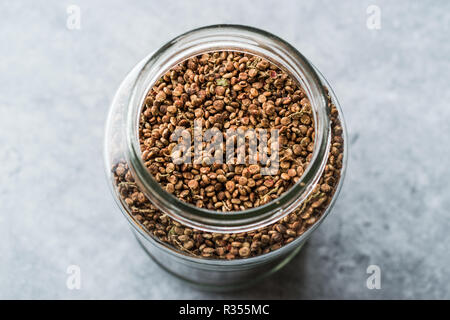 Glas mit Sumach Samen/geerntet Malosma Laurina Laurel Sumak. Bio Gewürz. Stockfoto