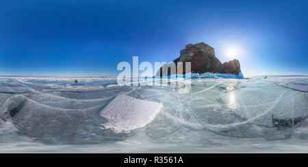 360 Grad Panorama Ansicht von Eis Hängematten am Baikalsee in der Nähe von Kap Khoboy. Sphärische 360 vr Panorama