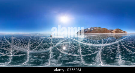 360 Grad Panorama Ansicht von Risse auf dem glatten Eis am Baikalsee. Sphärische 360 180 vr Panorama.
