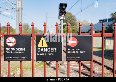 Warnschilder am Ende des Bahnsteigs an der Gordon Bahnhof auf Sydney upper North Shore, Teil der Züge Netzwerk Sydney NSW, Australien Stockfoto