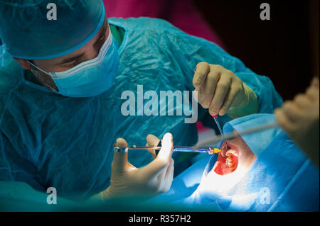 Zahnarzt in den operativen Theater auf einen Patienten, das eine Person Stockfoto