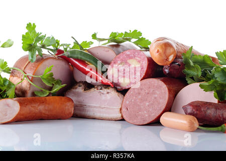 Wurst und geräuchertes Fleisch auf weißem Hintergrund. Stockfoto