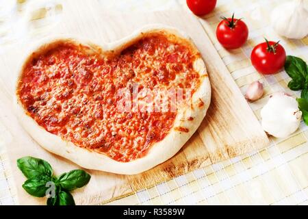 Pizza in Herzform Stockfoto