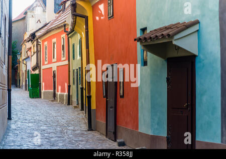 "Zlata Ulicka", die "Goldene Gasse, unten von 'Hradschin' führt. Die Straße voll von kleinen Häusern wurde in Manierismus Stil am Ende des 16. Cen gebaut Stockfoto