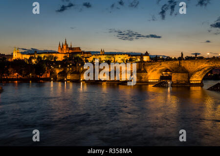 Die 'Hradschin', das Burgviertel, nachts. Die Brücke "Karlův most", Charles Brücke, überqueren Sie den Fluss Vltava' Stockfoto