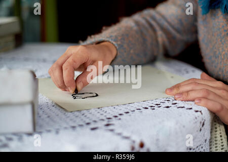 Zieht der Künstler haben. Der kreative Prozess der Malerei. Stockfoto