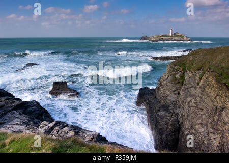 Fernsicht auf Godrevy Leuchtturm und der Insel von den Klippen einschließlich ein Einlaß der Wellen in der Nähe von gwithian. Stockfoto