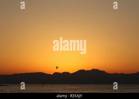 Blick von enoshima Insel Berge Silhouetten mit dramatischen Sonnenuntergang, Yokohama, Kanagawa Präfektur, Japan Stockfoto