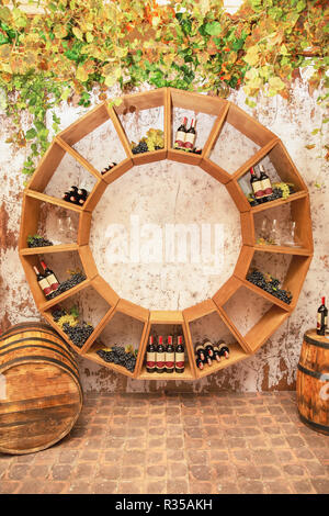 Alte Weinfässer, Fässer und Flaschen Wein - keller oder Schaufenster Stockfoto