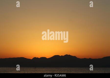 Blick von enoshima Insel Berge Silhouetten mit dramatischen Sonnenuntergang, Yokohama, Kanagawa Präfektur, Japan Stockfoto
