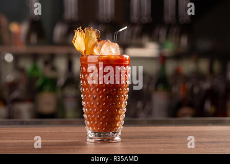 Bloody Mary Cocktail an der Bar. typisch mexikanische Tomaten Cocktail mit Eis Stockfoto