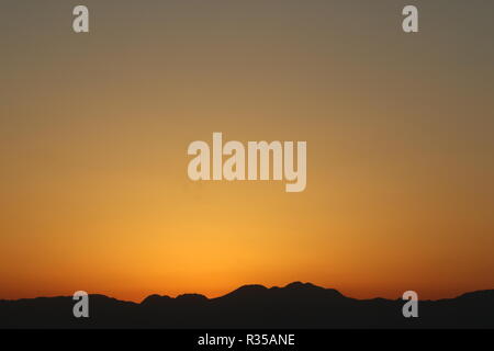 Blick von enoshima Insel Berge Silhouetten mit dramatischen Sonnenuntergang, Yokohama, Kanagawa Präfektur, Japan Stockfoto