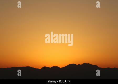 Blick von enoshima Insel Berge Silhouetten mit dramatischen Sonnenuntergang, Yokohama, Kanagawa Präfektur, Japan Stockfoto